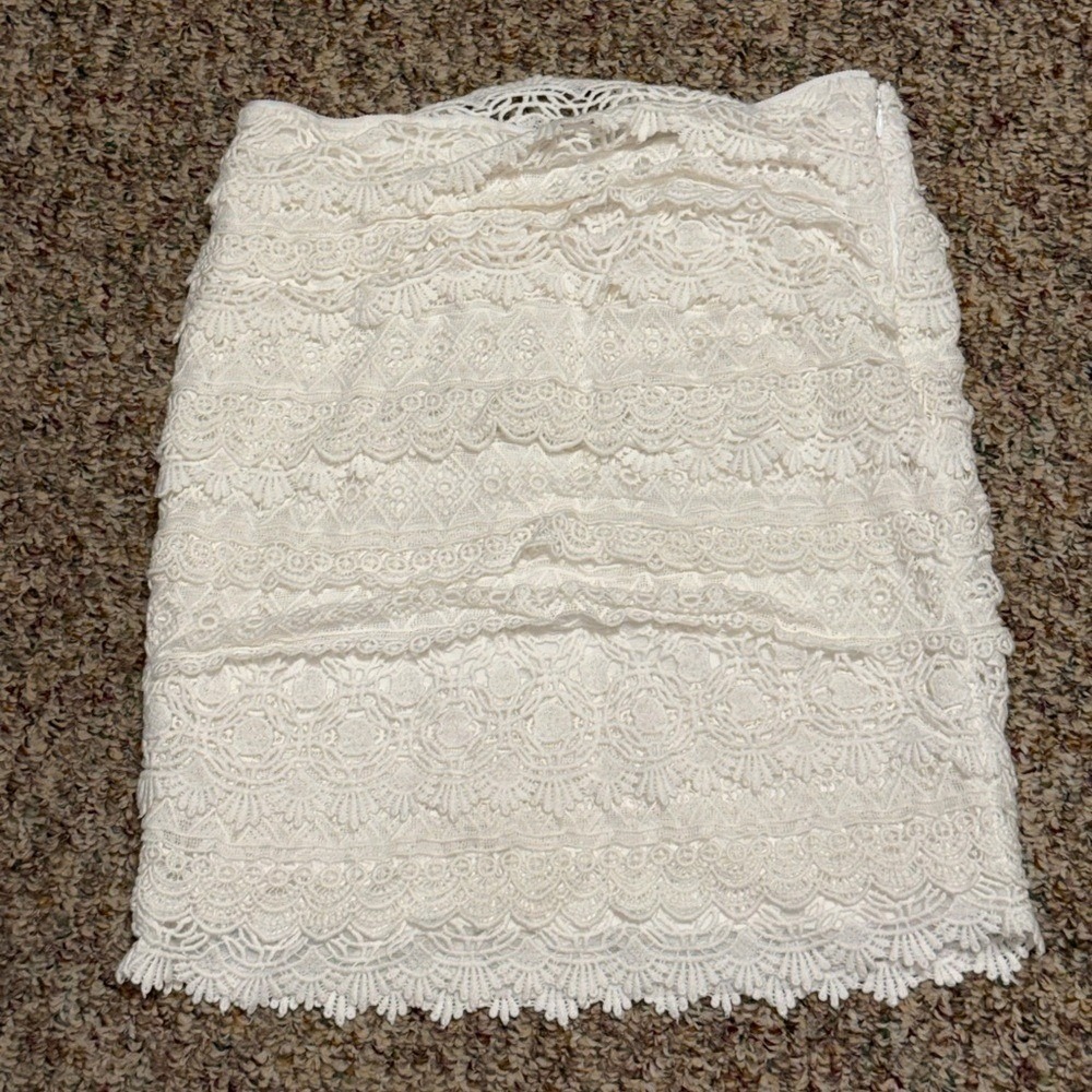 Womens size 2 skirt White House Black Market white Lace Pencil Skirt